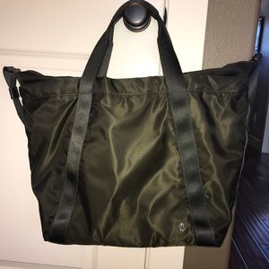 Lululemon carry the day bag